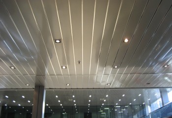 реечный алюминиевый потолок — стиль и практичность - фото - 1
