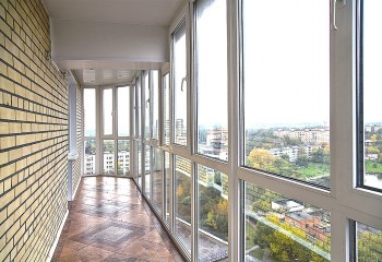 панорамное остекление балкона: плюсы и минусы - фото - 1